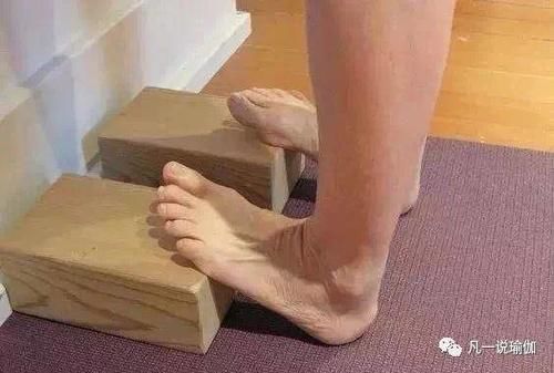 骨盆|4个借助瑜伽砖拉伸小腿的练习,练过的都说小腿瘦了,腿变直了