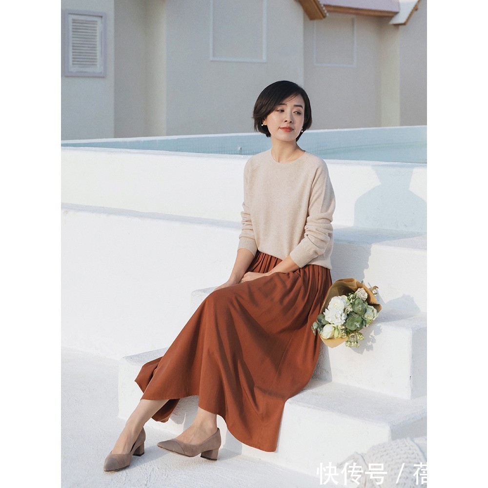 世面|见过世面的女人,入秋第1套穿搭首选“高跟鞋+半身裙”,高级优雅
