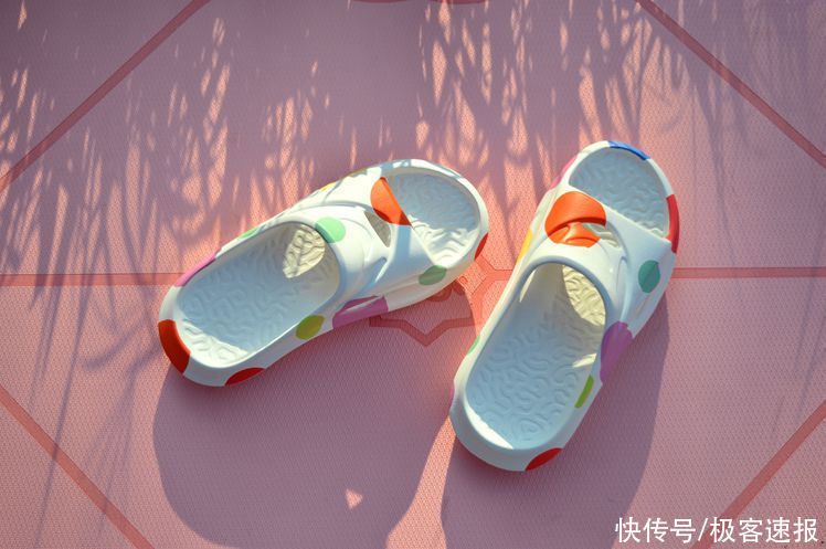 夏日出街好搭档，回弹给力不踩屎，咕咚运动舒缓拖鞋体验