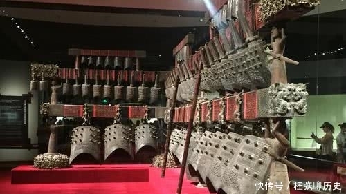 考古专家|40多岁的男墓主,墓里有21个女孩和他的一条狗,专家:心机男