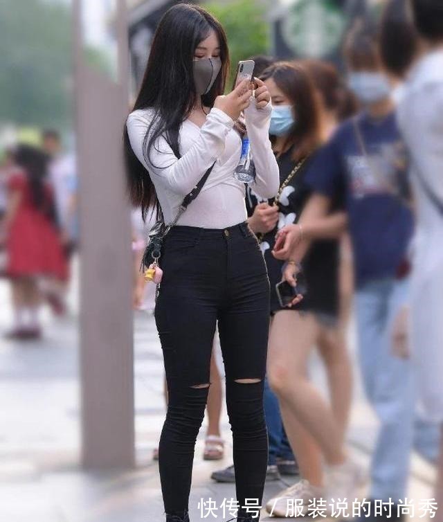 紧身裤 白长袖配黑牛仔裤，长头发飘逸身材好，时尚造型尽显简约靓丽！