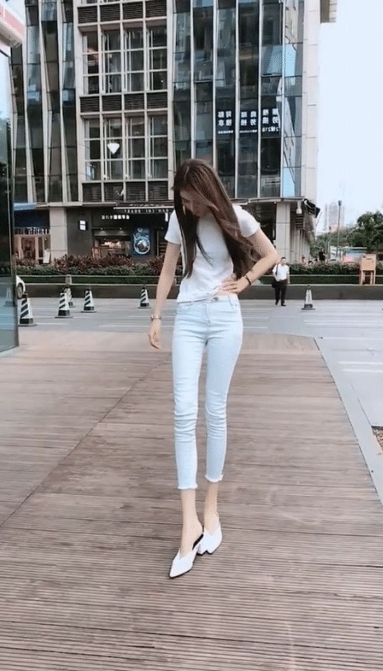 小清新|街拍，美女身穿一件白色的短款T恤，看起来很小清新