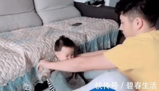 尿不湿|萌娃被奶爸“绑架”喂饭,这大概是我见过“最憋屈”的尿不湿