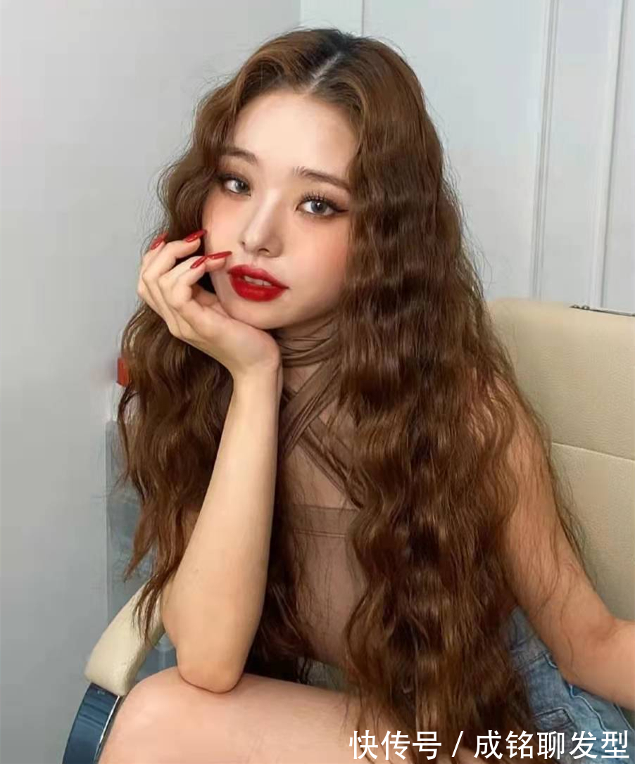 脸大 有这三个特征的女人,千万别烫这种全头烫卷发,土气显老还显脸大