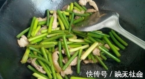 炒蒜苔直接下油锅？原来之前都做错了，难怪蒜苔发柴又不入味