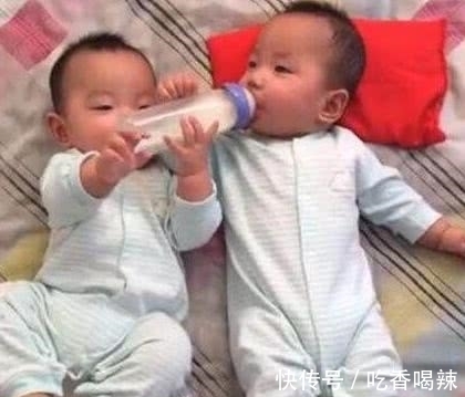 宝妈|宝妈在洗衣服,把双胞胎儿子放床上,回来后看到后很是欣慰