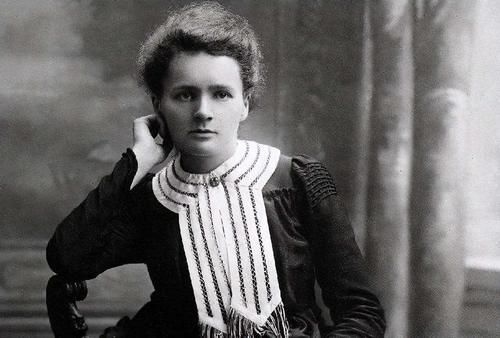  有个|居里夫人有个笔记本，是一件历史文物，但它要放在铅盒里保存