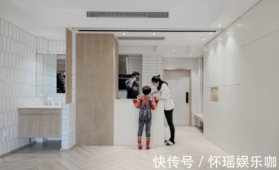 卧室床|舍弃客厅,不买餐桌,卧室床悬空,他家86㎡堪称小户型装修的榜样