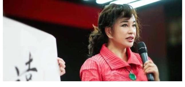 直播&刘晓庆直播卖书法：两个字售价9999，一共卖出16幅，她还说便宜了