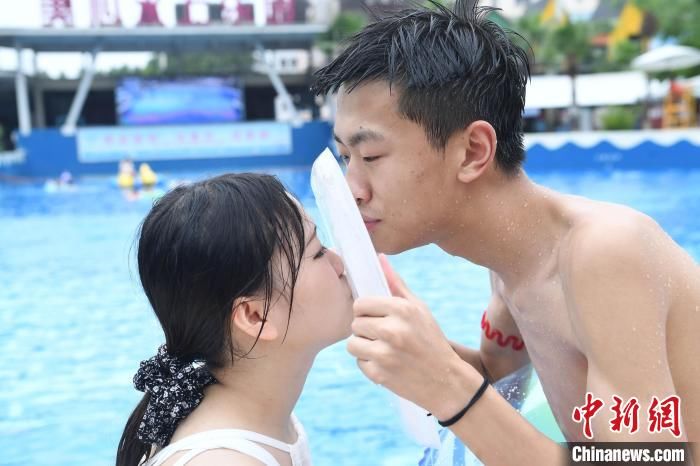 陳超|重慶民眾“冰吻” 挑戰(zhàn)迎小暑