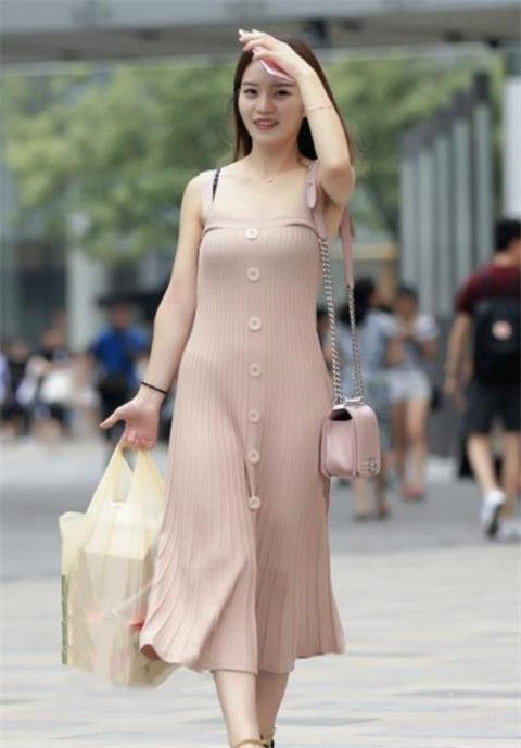 街拍:蓝色裙子的美女,端庄清丽的气质,长相清秀又美丽