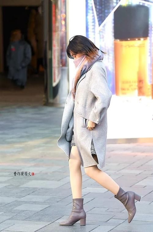 街拍：一双肉丝，助力美女穿出轻熟风