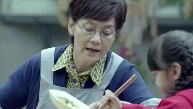 孩子|父母一走,奶奶撒手,有多少家庭正在经历老人“假带娃”