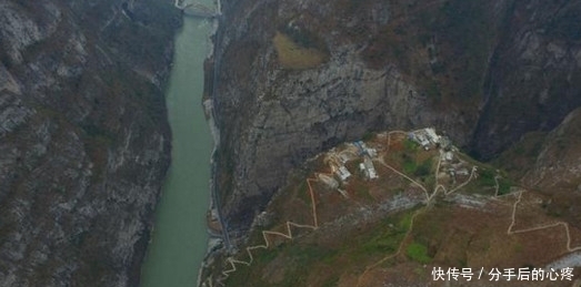 走出|中国仅存“挂在天上”的村庄，想不到大部分人终身都没走出大山！