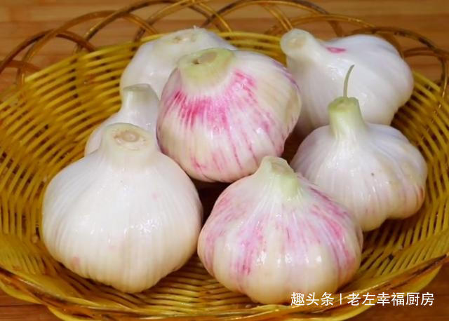 腌糖蒜根本不用放白糖和醋,大厨告诉你秘方,做一次能吃几个月