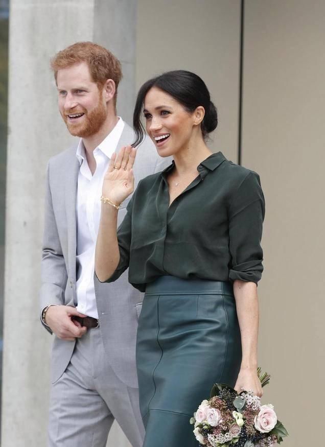 俘获王子秘籍大公开？揭秘梅根衬衫时尚是如何让哈里王子一见钟情