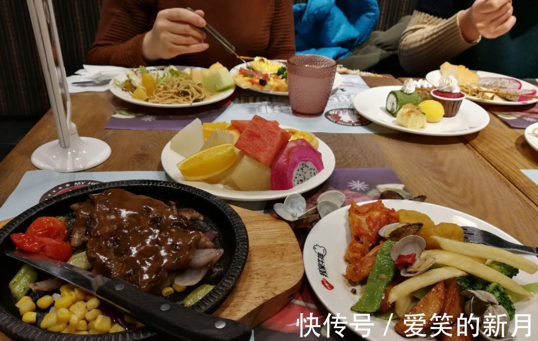 本地人|谁的问题?外国人吃一份牛排就饱,我们吃自助餐10份牛排还不够