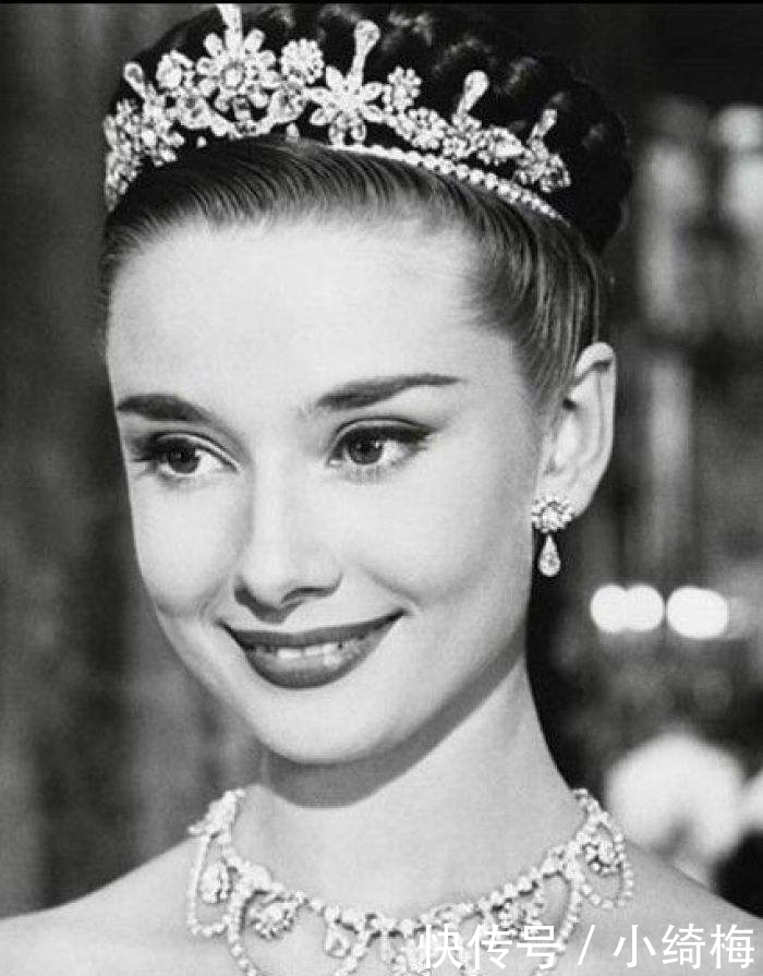 本以为赫本颜值高,殊不知是专门设计的妆容,化妆前后判若两人