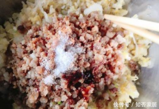 好吃|天冷包包子,白菜萝卜靠边站,这菜做馅最好吃,蒸好的包子喷香