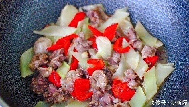 鸡身上最脏的部位,里面含大量重金属,白给都不要,炒菜要扔掉