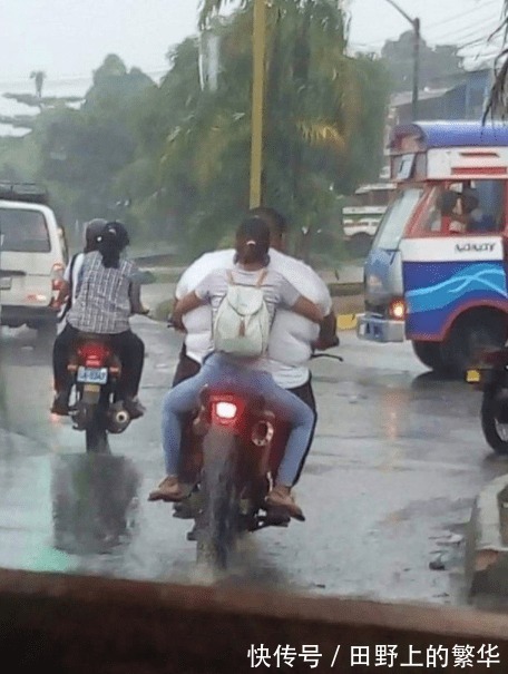 |搞笑GIF:还是我老婆持家,这不又省下几块钱的洗头钱!