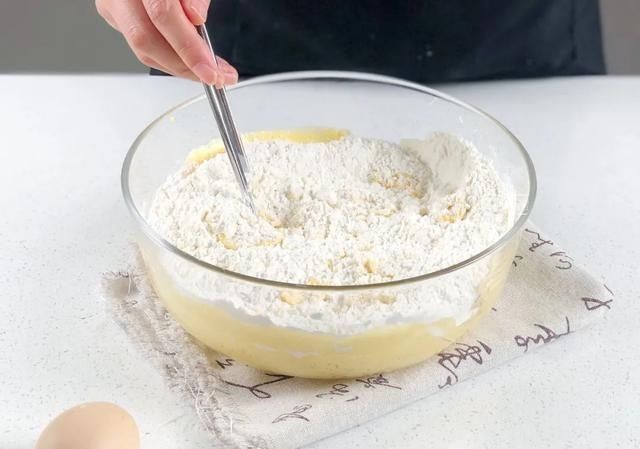 玉米这样做,比面包还好吃,不用烤箱,锅里蒸一蒸就搞定