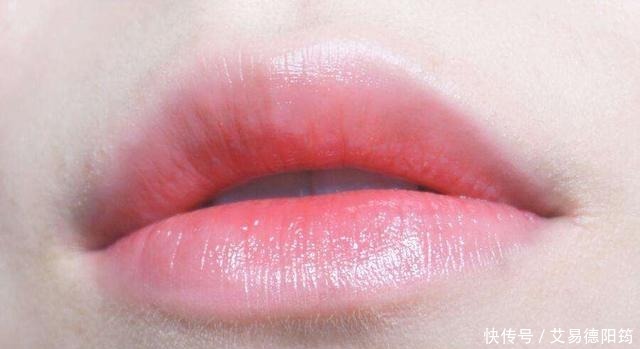 涂口红前需要先涂润唇膏吗?多数人都搞错了,难怪唇色悄悄变深了