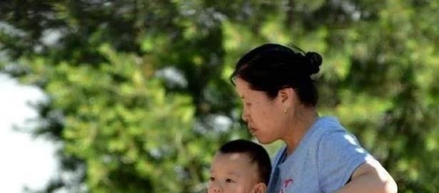 老人|“更喜欢外婆,还是更喜欢奶奶”孩子给出的答案,现实又讽刺