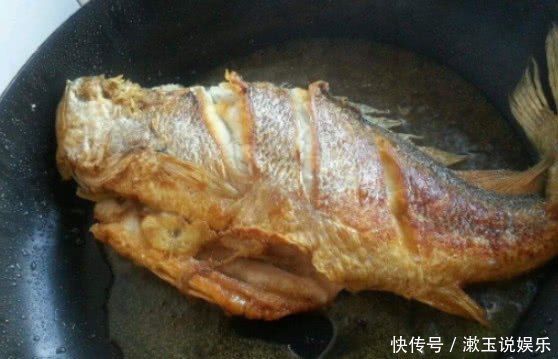 煎鱼|无论煎啥鱼,“最怕”先开火后倒油,学会这技巧,鱼肉金黄不破皮