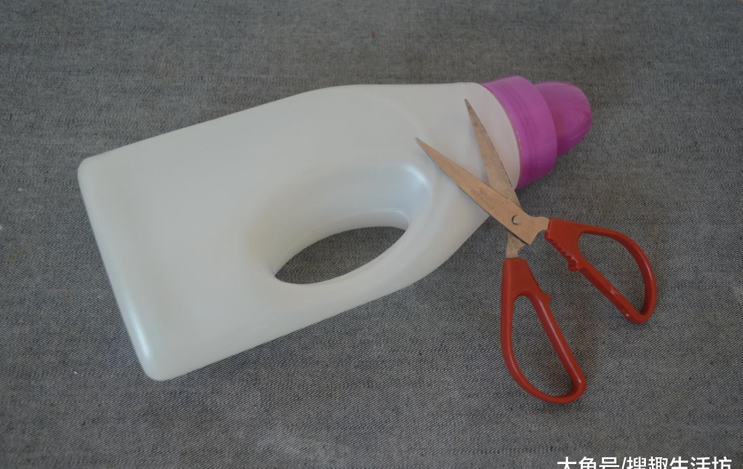 洗衣液瓶子别扔了, 简单剪几刀, 放在厨房这样用, 人人见了都夸好