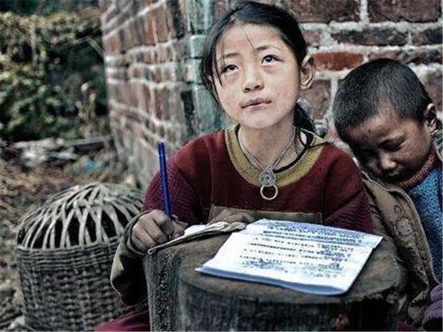 书包|小男孩背“麻袋书包”,自卑到不敢靠近小伙伴,看完让人心头一酸