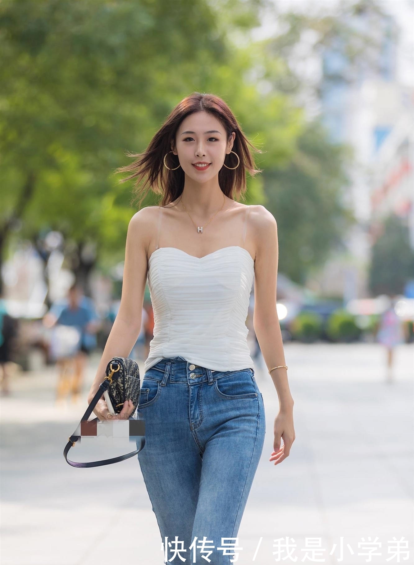 小姐姐|精致又时尚小姐姐,蕾丝方领上衣搭配紧身牛仔裤,轻松穿出高级感