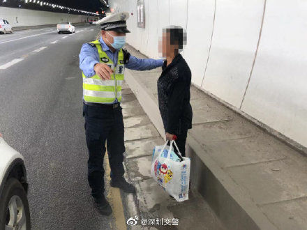 高速路|老人误入高速路，交警暖心相助