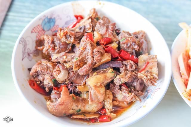 三爷爷家请吃饭,满满一桌农家菜,煮了2锅米饭,大伙吃了个精光