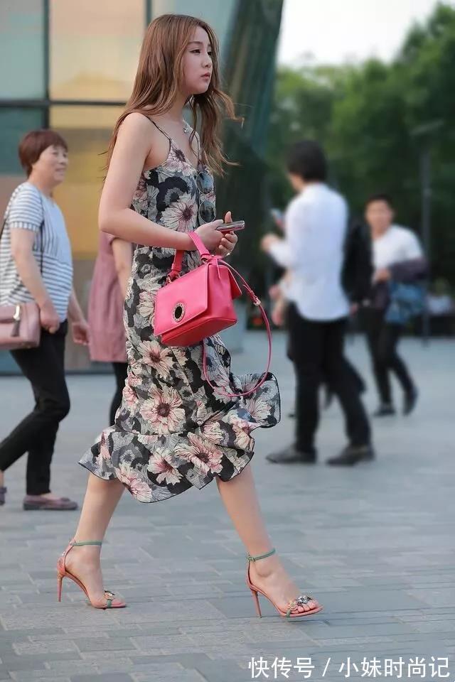 单品 街拍路人,散发出迷人气息的一条单品连衣裙,你值得拥有