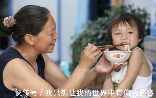 作息时间|夫妻俩餐馆吃饭,路人拍照传到网上,网友:孩子是意外