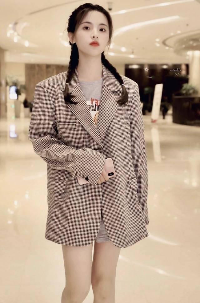 打底裤|路人街拍，美女肌肤白皙，搭配黑色细带凉鞋，端庄大气尽显轻奢感