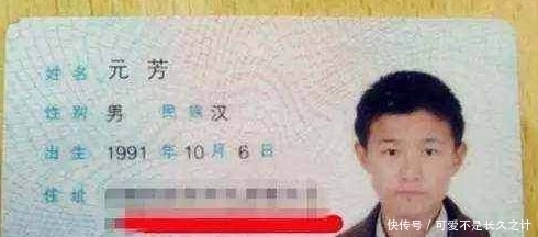 老师罚学生抄写名字100遍，一个忍不住偷笑，一个却崩溃大哭