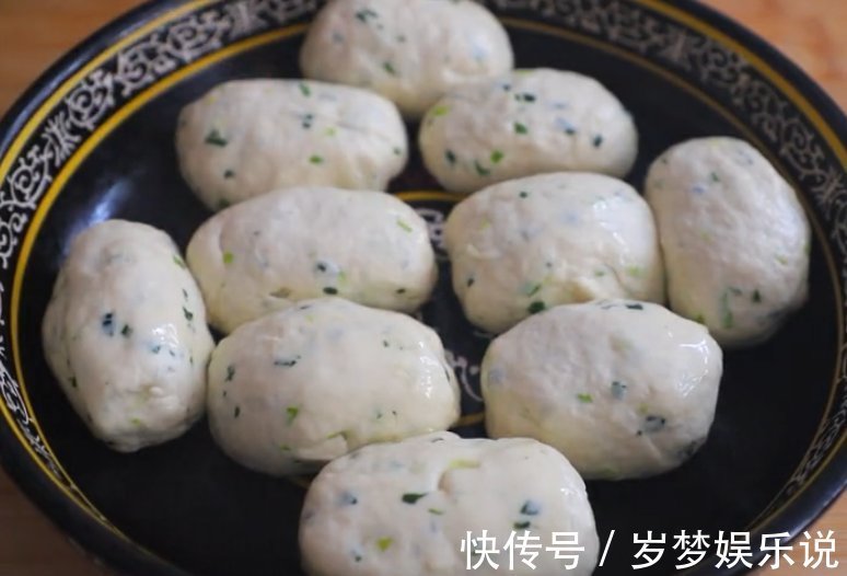 葱花饼|做法超简单的葱花饼,一口酥脆,葱香十足,好吃到停不下来