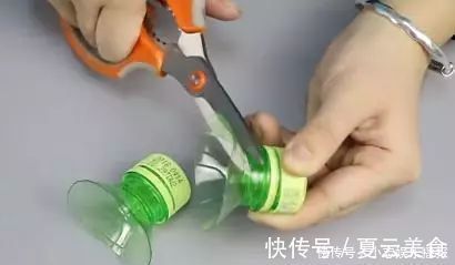 出门鞋子脏了不用愁，只需2个塑料瓶盖，立马解决难题，简单方便