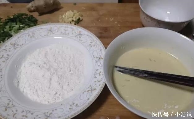 炸鱼时,有人用淀粉,有人用面粉,大厨都不对这才是正确做法