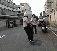 |搞笑GIF:第一次结婚没经验,岳父在上,小婿先干为敬