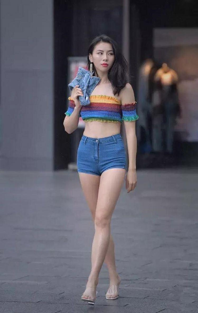 小姐姐|街拍美女休闲装穿搭，活力无限，有一种恋爱的感觉