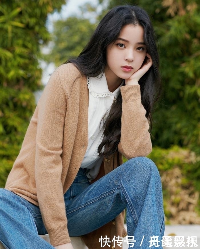 “针织衫+衬衫”才是今春的王牌叠穿CP时髦又高级，明星也上头