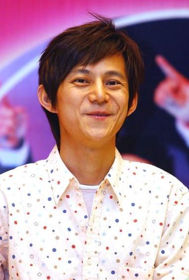 好脾气|节目录制失控，何炅离席，成龙一脚踹向主持人，网友却说解气