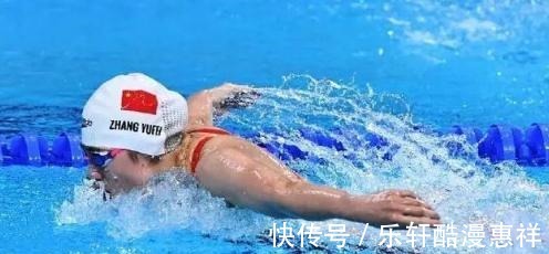 章鱼帽|全红婵平安回国!低头玩手机略显呆愣,但头顶章鱼帽却又异常可爱