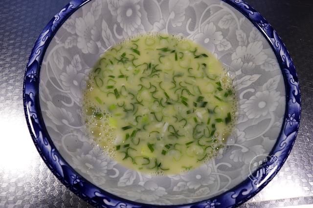  葱油饼|葱油饼的正确做法，不揉面不擀面，蓬松不油腻，比油条简单还好吃