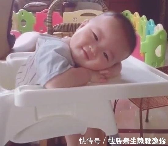 岁月静|妈妈喂完宝宝,自己赶忙吃饭,回头看到宝宝的眼神,再累也都值了