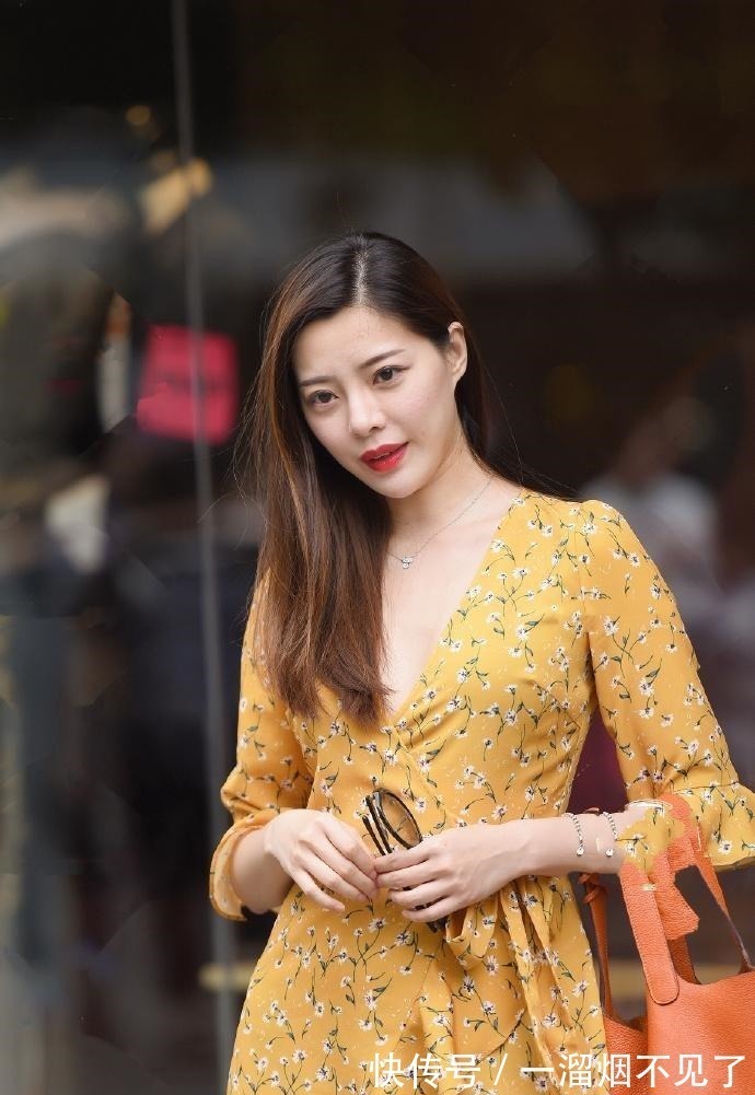 品鉴者 难怪男人老说喜欢温柔的,看到淡黄色长裙的姐姐,我懂了!