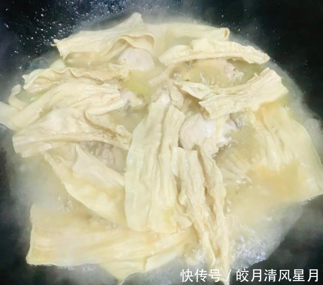 鸡肉焖腐竹,肉质鲜嫩,下酒下饭都不错